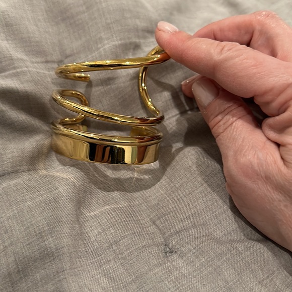 Gorgeous gold balenciaga cuff bracelet - Picture 2 of 4